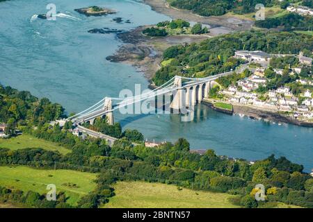 Fotografia aerea dello stretto di Menai e del ponte sospeso di Menai che attraversa Anglesey nel Galles del Nord Foto Stock