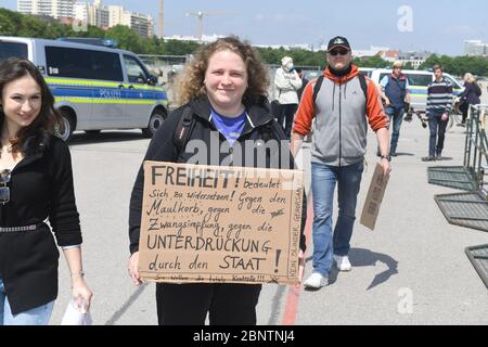 16 maggio 2020, Baviera, Monaco: Un dimostratore porta un cartello con l'iscrizione 'libertà significa resistere! Contro ......' e viene con esso al Theresienwiese. Foto: Felix Hörhager/dpa Foto Stock