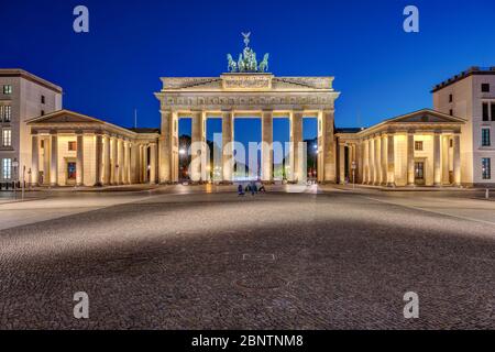 La famosa porta di Brandeburgo illuminata di notte a Berlino senza persone