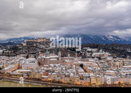 Panoramica aerea del drone della città vecchia di Salisburgo, coperta di neve e vista di Hohensalzburg in Austria inverno Foto Stock