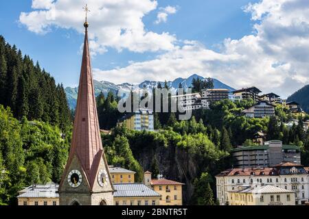 Bad Gastein, Austria - 20 giugno 2018: Vista di Bad Gastein con la Torre della Chiesa di Preim in primo piano Foto Stock