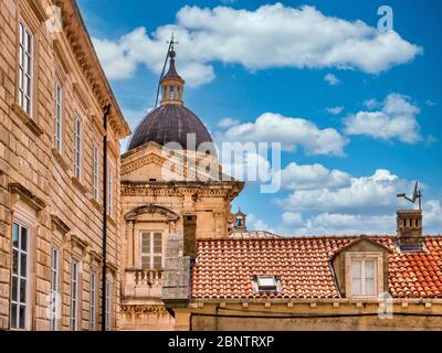 L'elegante architettura della Città Vecchia di Dubrovnik, con facciate in pietra calcarea, un tetto restaurato e il tetto a cupola della Cattedrale di Dubrovnik. Foto Stock