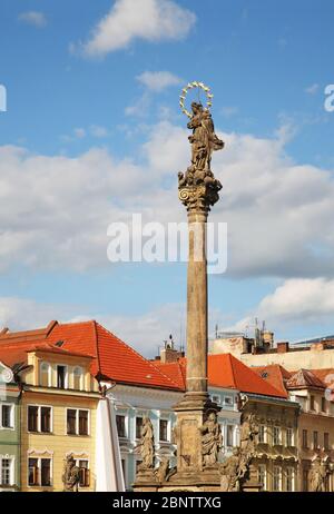 Colonna della Peste a grande piazza (Velke namesti) a Hradec Kralove. Repubblica ceca Foto Stock