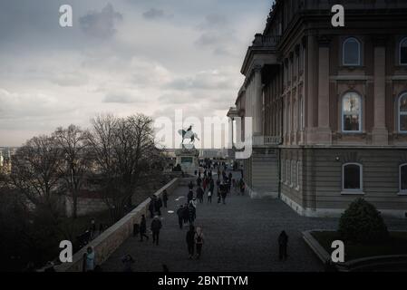 Galleria Nazionale Ungherese e statua del Principe Eugenio di Savoia. Castello di Buda, Budapest, Ungheria. Foto Stock