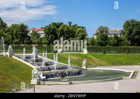 Vienna, Austria - 19 giugno 2018: Fontana delle Cascate nel Giardino Belvedere in un giorno d'estate Foto Stock