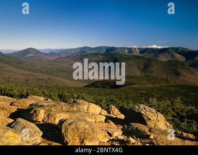 Vista panoramica della natura selvaggia di Pemigewasset nelle White Mountains del New Hampshire dal Monte Liberty. La testa di OWL è al centro della scena, e il montaggio Foto Stock