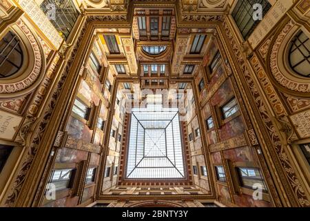 ROMA - 14 AGOSTO 2019: Galleria Sciarra, costruita tra il 1885 e il 1888 come cortile per Palazzo Sciarra colonna, a Roma Foto Stock
