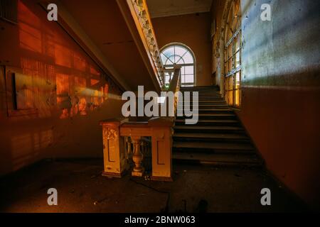 Vecchia scala vintage presso l'antico edificio abbandonato Foto Stock