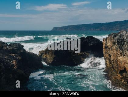 Onde che infrangono la costa a Guincho, Portogallo Foto Stock