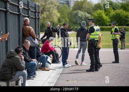 Pattuglia la polizia Glasgow Green, dove i membri del pubblico si sono riuniti, come parte di incontri che si svolgono questo fine settimana in tutto il Regno Unito contro le restrizioni pandemiche di coronavirus dopo l'introduzione di misure per mettere il paese fuori blocco. Foto Stock