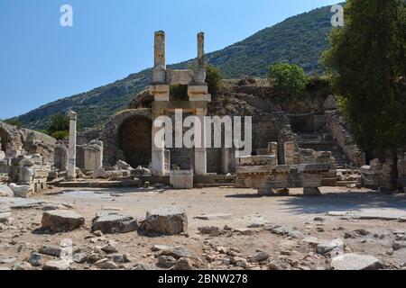 Le rovine dell'antica città di Efeso in Turchia. Tempio di Domiziano. Foto Stock