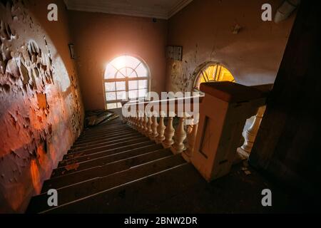 Vecchia scala vintage presso l'antico edificio abbandonato Foto Stock