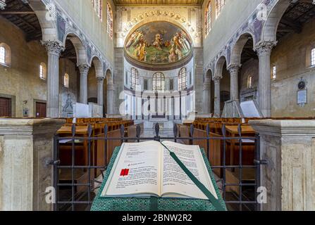 ROMA - 11 AGOSTO 2019: La Basilica di Santa Sabina, chiesa storica sul colle Aventino a Roma Foto Stock