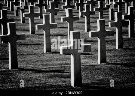 Linee di tombe di guerra al cimitero e memoriale americano della seconda guerra mondiale, Omaha Beach, Colleville-sur-Mer, Normandia, Francia Foto Stock