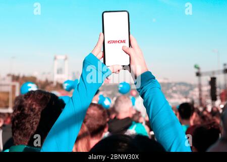 Immagine mockup delle mani di donna che tengono nero telefono cellulare Foto Stock