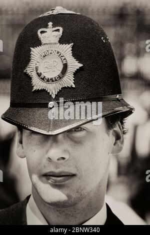 Ritratto di un ufficiale di polizia Metropolitan, Londra, Inghilterra, Regno Unito. Circa anni 80 Foto Stock