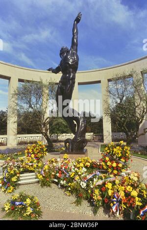 Statua di bronzo di 22 metri intitolata lo Spirito della gioventù americana che risplande dalle onde di Donald De Lue al cimitero e monumento americano della seconda guerra mondiale, Omaha Beach, Colleville-sur-Mer, Normandia, Francia Foto Stock