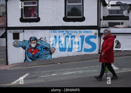 Una donna cammina attraverso l'arte di strada che sostiene l'NHS, vicino all'Ulster Hospital di Dundonald, Belfast. Foto Stock