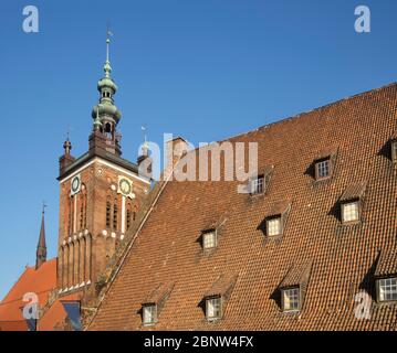 Grande mulino e la chiesa di Santa Caterina a Danzica. Polonia Foto Stock