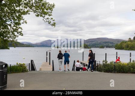 Cumbria, Regno Unito. 16 maggio 2020. Bowness on Windermere ancora chiuso per affari. Bowness Bay Prom. Tutte le imbarcazioni da diporto sono incatenate e gli uffici tickect chiusi. I cancelli principali del parcheggio chiusi e i bagni chiusi e imbullonati Cumbria Tourst Board sta ancora dicendo 'TENERE LONTANO'. Alcuni viaggiatori e bickers hanno trovato l'unico Fish & chip takeway & altri gli unici gelati Available .Gordon Shoosmith/Alamy News Credit: Gordon Shoosmith/Alamy Live News Foto Stock