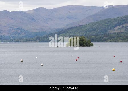 Cumbria, Regno Unito. 16 maggio 2020. Bowness on Windermere ancora chiuso per affari. Bowness Bay Prom. Tutte le imbarcazioni da diporto sono incatenate e gli uffici tickect chiusi. I cancelli principali del parcheggio chiusi e i bagni chiusi e imbullonati Cumbria Tourst Board sta ancora dicendo 'TENERE LONTANO'. Alcuni viaggiatori e bickers hanno trovato l'unico Fish & chip takeway & altri gli unici gelati Available .Gordon Shoosmith/Alamy News Credit: Gordon Shoosmith/Alamy Live News Foto Stock