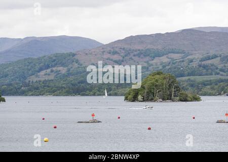 Cumbria, Regno Unito. 16 maggio 2020. Bowness on Windermere ancora chiuso per affari. Bowness Bay Prom. Tutte le imbarcazioni da diporto sono incatenate e gli uffici tickect chiusi. I cancelli principali del parcheggio chiusi e i bagni chiusi e imbullonati Cumbria Tourst Board sta ancora dicendo 'TENERE LONTANO'. Alcuni viaggiatori e bickers hanno trovato l'unico Fish & chip takeway & altri gli unici gelati Available .Gordon Shoosmith/Alamy News Credit: Gordon Shoosmith/Alamy Live News Foto Stock