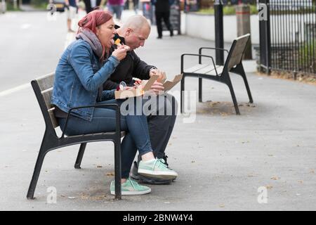 Cumbria, Regno Unito. 16 maggio 2020. Bowness on Windermere ancora chiuso per affari. Bowness Bay Prom. Tutte le imbarcazioni da diporto sono incatenate e gli uffici tickect chiusi. I cancelli principali del parcheggio chiusi e i bagni chiusi e imbullonati Cumbria Tourst Board sta ancora dicendo 'TENERE LONTANO'. Alcuni viaggiatori e bickers hanno trovato l'unico Fish & chip takeway & altri gli unici gelati Available .Gordon Shoosmith/Alamy News Credit: Gordon Shoosmith/Alamy Live News Foto Stock