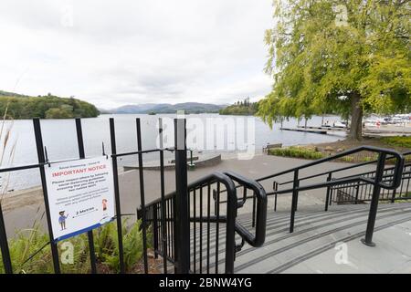 Cumbria, Regno Unito. 16 maggio 2020. Bowness on Windermere ancora chiuso per affari. Bowness Bay Prom. Tutte le imbarcazioni da diporto sono incatenate e gli uffici tickect chiusi. I cancelli principali del parcheggio chiusi e i bagni chiusi e imbullonati Cumbria Tourst Board sta ancora dicendo 'TENERE LONTANO'. Alcuni viaggiatori e bickers hanno trovato l'unico Fish & chip takeway & altri gli unici gelati Available .Gordon Shoosmith/Alamy News Credit: Gordon Shoosmith/Alamy Live News Foto Stock