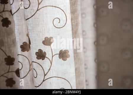 Scatto di una tenda di motivo floreale sulla porta Foto Stock