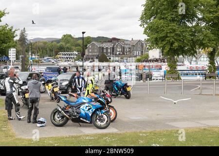 Cumbria, Regno Unito. 16 maggio 2020. Bowness on Windermere ancora chiuso per affari. Bowness Bay Prom. Tutte le imbarcazioni da diporto sono incatenate e gli uffici tickect chiusi. I cancelli principali del parcheggio chiusi e i bagni chiusi e imbullonati Cumbria Tourst Board sta ancora dicendo 'TENERE LONTANO'. Alcuni viaggiatori e bickers hanno trovato l'unico Fish & chip takeway & altri gli unici gelati Available .Gordon Shoosmith/Alamy News Credit: Gordon Shoosmith/Alamy Live News Foto Stock