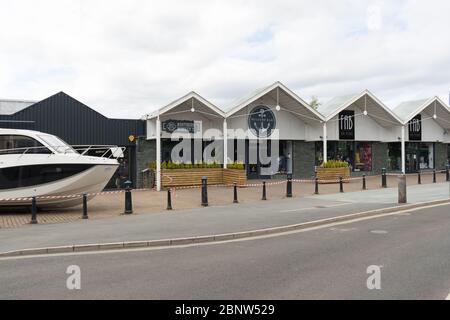 Cumbria, Regno Unito. 16 maggio 2020. Bowness on Windermere ancora chiuso per affari. Bowness Bay Prom. Tutte le imbarcazioni da diporto sono incatenate e gli uffici tickect chiusi. I cancelli principali del parcheggio chiusi e i bagni chiusi e imbullonati Cumbria Tourst Board sta ancora dicendo 'TENERE LONTANO'. Alcuni viaggiatori e bickers hanno trovato l'unico Fish & chip takeway & altri gli unici gelati Available .Gordon Shoosmith/Alamy News Credit: Gordon Shoosmith/Alamy Live News Foto Stock