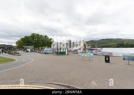 Cumbria, Regno Unito. 16 maggio 2020. Bowness on Windermere ancora chiuso per affari. Bowness Bay Prom. Tutte le imbarcazioni da diporto sono incatenate e gli uffici tickect chiusi. I cancelli principali del parcheggio chiusi e i bagni chiusi e imbullonati Cumbria Tourst Board sta ancora dicendo 'TENERE LONTANO'. Alcuni viaggiatori e bickers hanno trovato l'unico Fish & chip takeway & altri gli unici gelati Available .Gordon Shoosmith/Alamy News Credit: Gordon Shoosmith/Alamy Live News Foto Stock