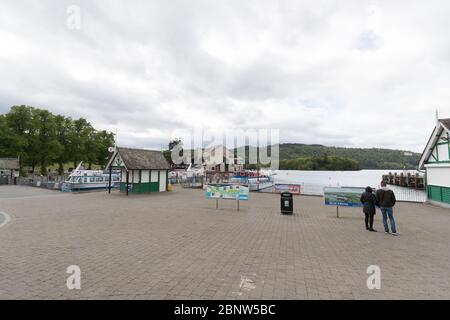 Cumbria, Regno Unito. 16 maggio 2020. Bowness on Windermere ancora chiuso per affari. Bowness Bay Prom. Tutte le imbarcazioni da diporto sono incatenate e gli uffici tickect chiusi. I cancelli principali del parcheggio chiusi e i bagni chiusi e imbullonati Cumbria Tourst Board sta ancora dicendo 'TENERE LONTANO'. Alcuni viaggiatori e bickers hanno trovato l'unico Fish & chip takeway & altri gli unici gelati Available .Gordon Shoosmith/Alamy News Credit: Gordon Shoosmith/Alamy Live News Foto Stock