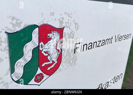 Viersen, Germania - Maggio 16. 2020: Vista su un segno isolato dell'autorità fiscale tedesca con emblema della Renania settentrionale Westfalia Foto Stock