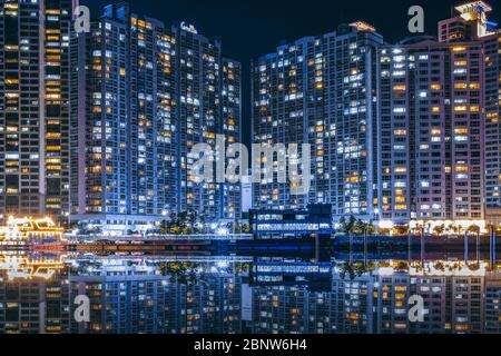 La vista notturna della Baia 101 a Busan City, Corea del Sud. Foto Stock