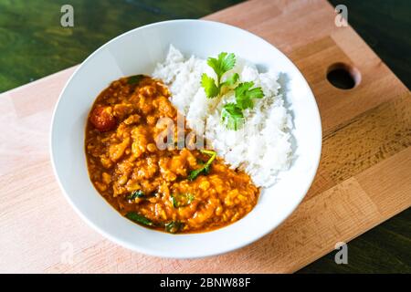 Arrosto di lenticchie di cavolfiore al curry vegetariano o vegano. Foto in miniatura di una cucina asiatica, stile di vita sano Foto Stock