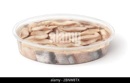 Fette di filetto di aringa dell'atlantico decapato in contenitore di plastica isolato su bianco Foto Stock