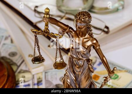 Statua della signora della giustizia bilancia con una cartella di file con contratti di legge documenti Foto Stock