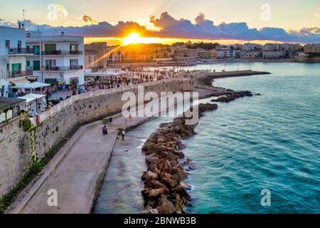 Vista panoramica di Otranto al tramonto, Italia Foto Stock