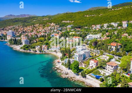 Croazia, costa adriatica, bellissima città di Opatija e Volosko, popolare località turistica, vista aerea costa, baia Quarnero Foto Stock