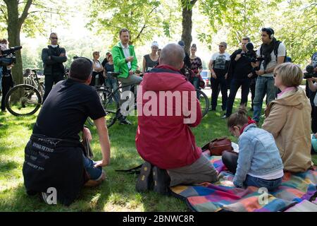 Dresda, Germania. 16 maggio 2020. Michael Kretschmer (CDU, M), primo ministro della Sassonia, parla nel Grande Giardino con i sostenitori delle teorie cospirative sulla crisi della corona. Kretschmer vorrebbe entrare in conversazione con i partecipanti al rally. Credit: dpa/dpa-Zentralbild/dpa/Alamy Live News Foto Stock