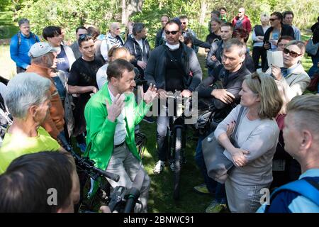 Dresda, Germania. 16 maggio 2020. Michael Kretschmer (CDU, M), primo ministro della Sassonia, parla nel Grande Giardino con i sostenitori delle teorie cospirative sulla crisi della corona. Kretschmer vuole entrare in conversazione con i partecipanti al rally. Credit: dpa/dpa-Zentralbild/dpa/Alamy Live News Foto Stock