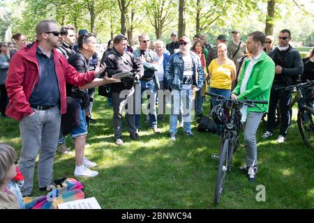 Dresda, Germania. 16 maggio 2020. Michael Kretschmer (CDU, r), primo ministro della Sassonia, parla nel Grande Giardino con i sostenitori delle teorie cospirative sulla crisi della corona. Kretschmer vorrebbe entrare in conversazione con i partecipanti al rally. Credit: dpa/dpa-Zentralbild/dpa/Alamy Live News Foto Stock