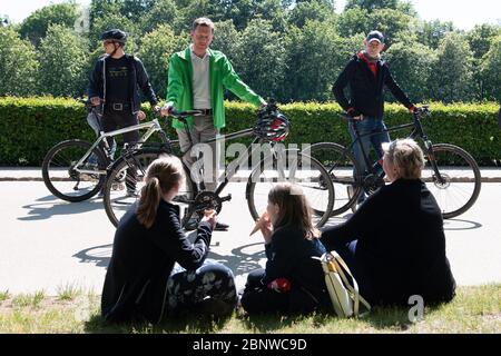 Dresda, Germania. 16 maggio 2020. Michael Kretschmer (CDU, M), primo ministro della Sassonia, parla con i passanti nel Grande Giardino, insieme a Ralph Schreiber (r), portavoce della stampa. Kretschmer vuole parlare con i sostenitori delle teorie cospirative sulla crisi della corona in un rally. Credit: dpa/dpa-Zentralbild/dpa/Alamy Live News Foto Stock