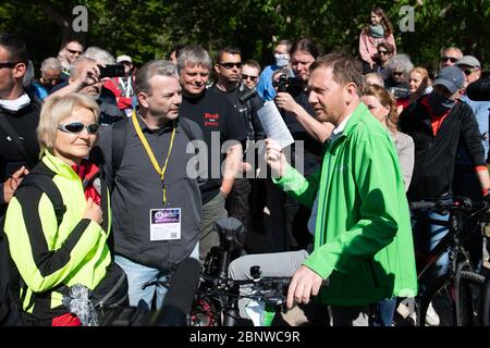 Dresda, Germania. 16 maggio 2020. Michael Kretschmer (CDU, r), primo ministro della Sassonia, parla nel Grande Giardino con i sostenitori delle teorie cospirative sulla crisi della corona. Kretschmer vorrebbe entrare in conversazione con i partecipanti al rally. Credit: dpa/dpa-Zentralbild/dpa/Alamy Live News Foto Stock