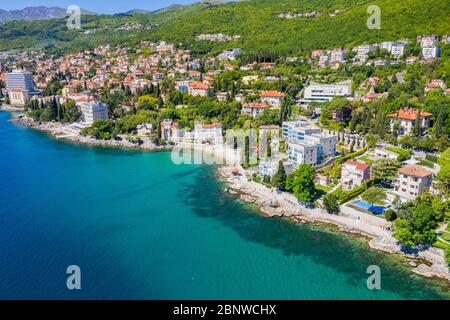 Croazia, costa adriatica, bellissima città di Opatija e Volosko, popolare località turistica, vista aerea costa, baia Quarnero Foto Stock