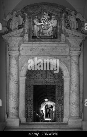 Guardia Svizzera all'ingresso del Vaticano, Roma Foto Stock