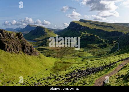 Cnoc A' Mheirlich (266 M a sinistra), Loch Cleat & Cleat (336 M) con Beinn Edra (611 M di distanza) e Bioda Buidhe (466 M a destra), Trotternish Ridge, Isle of Sky Foto Stock