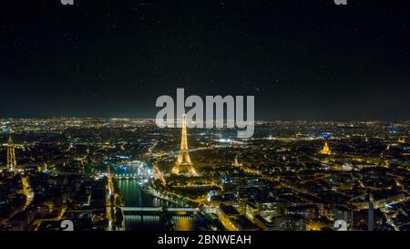 Una vista aerea della Torre Eiffel a Parigi durante la notte estiva nella capitale francese Foto Stock