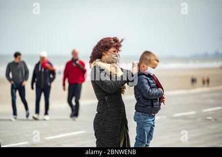 Dunkerque. 16 maggio 2020. La gente si può fare una passeggiata sulla spiaggia di Dunkerque, a nord della Francia, il 16 maggio 2020. Con misure preventive come il mantenimento della distanza sociale, alcune spiagge nel nord della Francia riaprirono al pubblico il sabato dopo il blocco a causa dell'epidemia di COVID-19. Credit: Sebastien Courdji/Xinhua/Alamy Live News Foto Stock